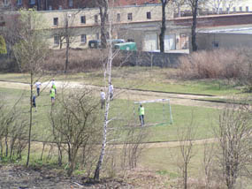 Blick auf den Fußballplatz neben der Polizei