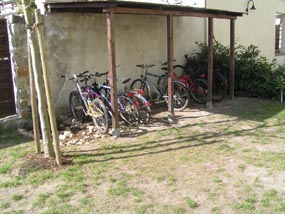 Stellplatz für Fahrräder auf dem Hinterhof