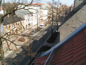 Ausblick vom Vorderhaus auf die Cottbuser Straße 80 Richtung Zentrum